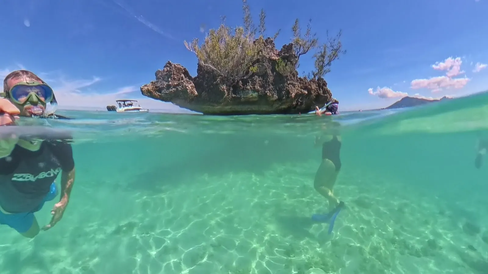 Halb über, halb unter Wasser: der ganze Crystal Rock über der Lagune, darunter der helle Sandgrund
