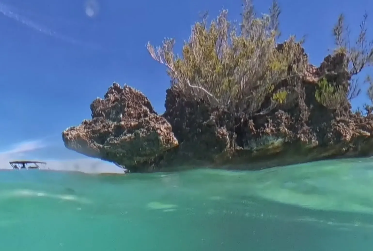 Der Crystal Rock in der Lagune von Mauritius, flaches türkises Wasser über hellem Grund.