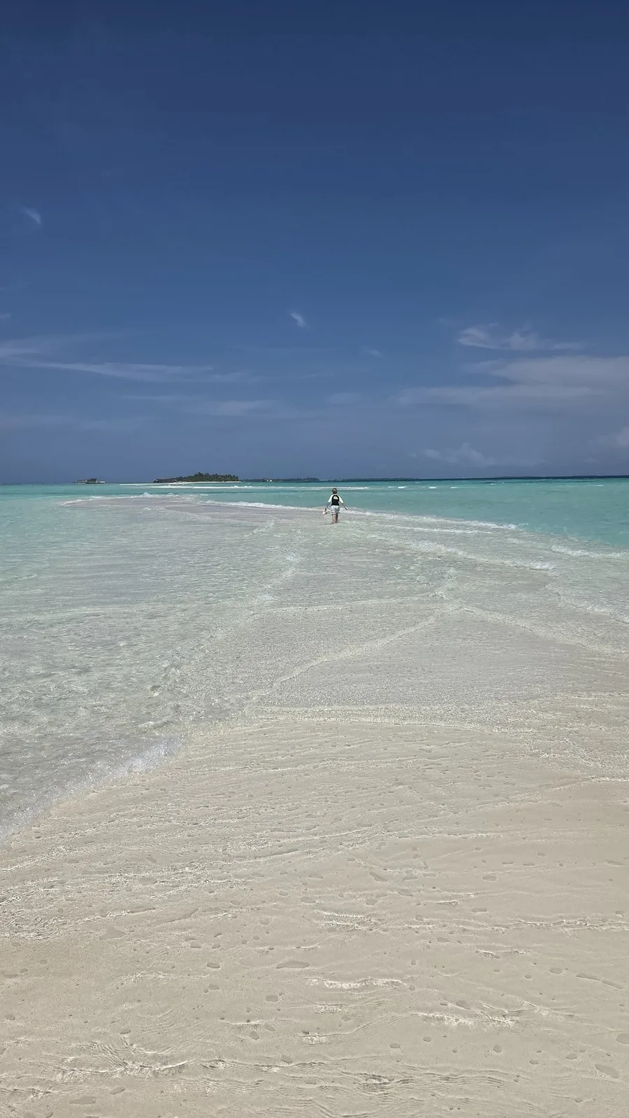 Die lange helle Sandbank von Dhigurah zieht sich ins türkise Flachwasser.